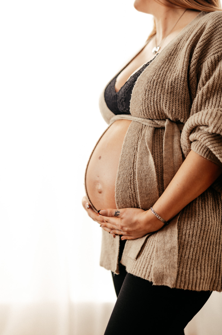 Babybauch Shooting im Atelier in Ratingen photoart hübner Schwanger sein ist soooo schön! 05