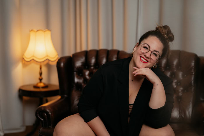 Curvy Boudoir Shooting mit Vanessa sinnliche Fotos mit perfekten Posen 05