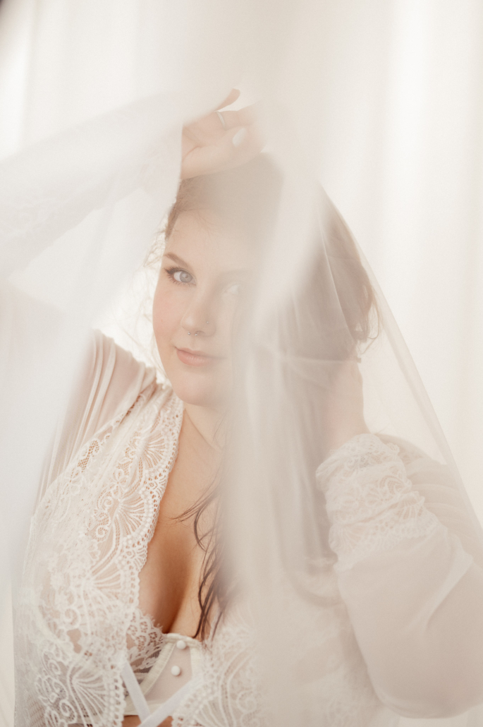 Ein Bridal Boudoir Shooting ist eine intime und sinnliche Art der Fotografie, die es Bräuten ermöglicht, sich von ihrer verführerischen und selbstbewussten Seite zu zeigen 5