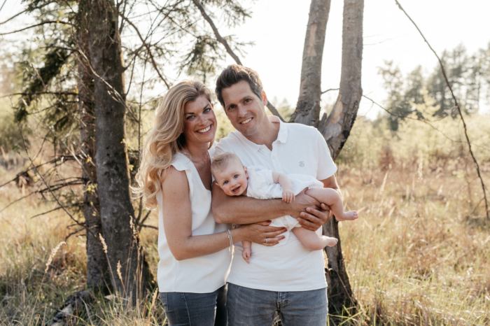 Emely mit Mama und Papa Familienfotos im Wald 18