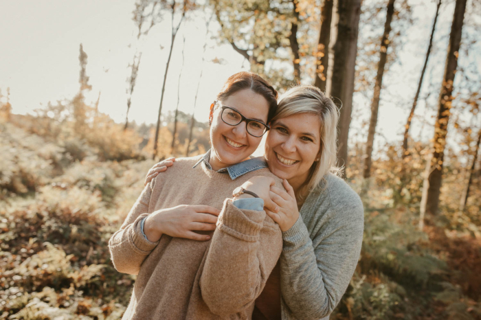 Geschwister Shooting mit Hunden im Wald 07