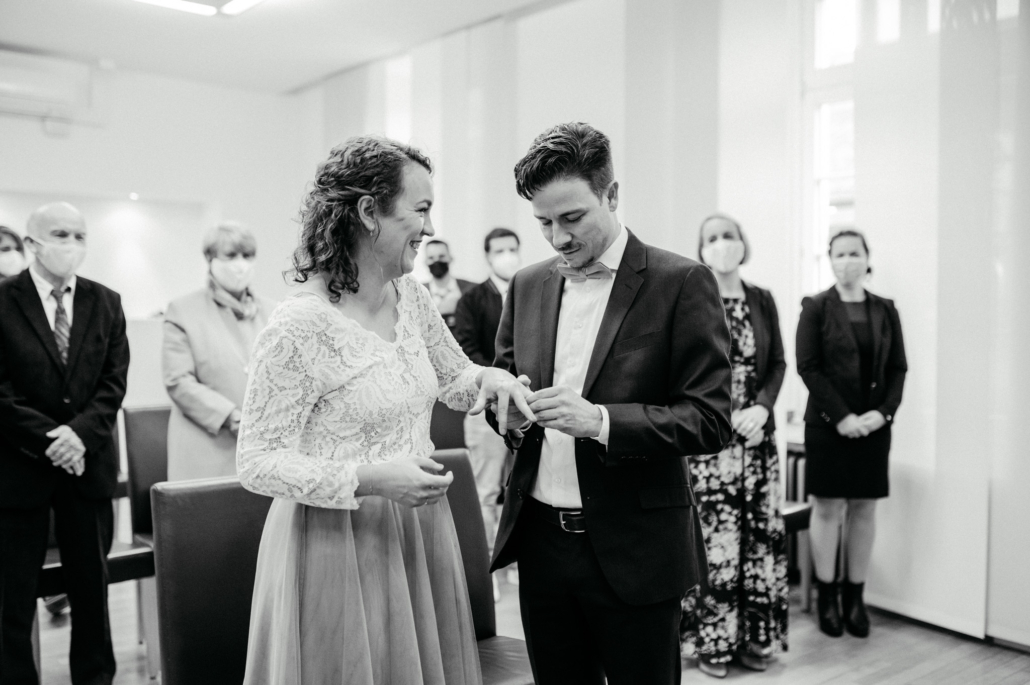 Hochzeit bei Regen ist trotzdem schön Hochzeitsfotos im Standesamt Ratingen photoart hübner Euer Hochzeitsfotograf 08