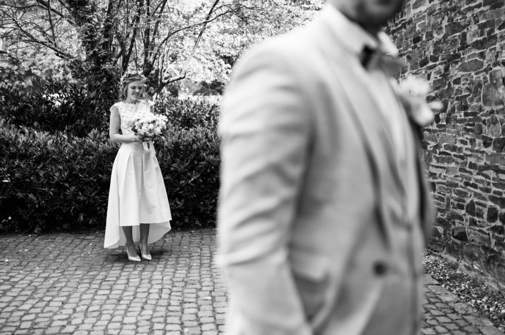 Hochzeitspaar Shooting auf Schloss Linnep in Ratingen durch photoart hübner Deine Hochzeitsfotografin in Deiner Nähe 08