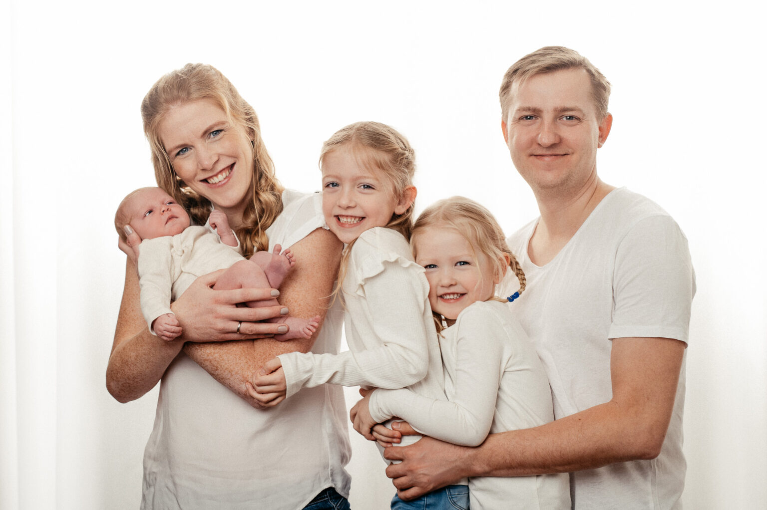 Newborn Shooting mit der ganzen Familie im gemütlichen Atelier photoart hübner in Ratingen bei Düsseldorf 10