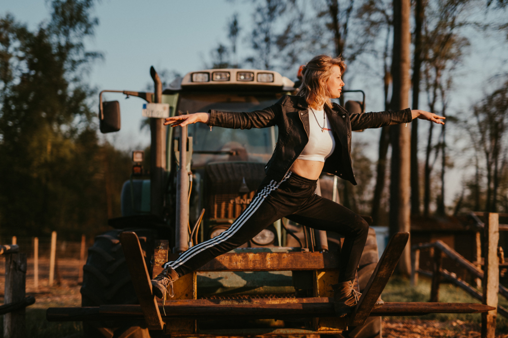 Outdoor Porträt Shooting mit Susan Sportliche Eleganz in Feld und Flur 21