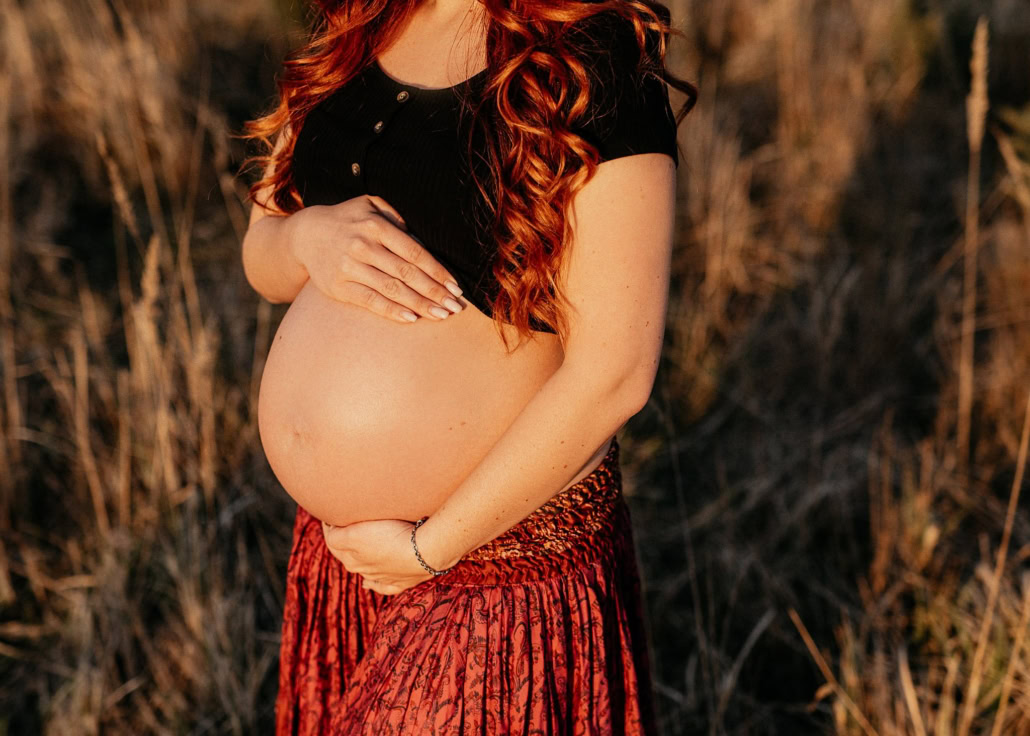 Schwangerschaft Fotoshooting bei Abendlicht Babybauch Fotos in der freien Natur photoart huebner Dein Fotograf 24 .jpg