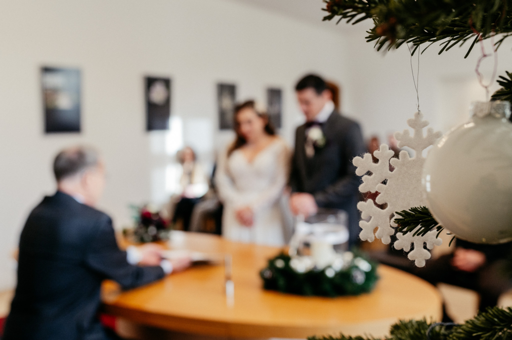 Winterhochzeit im Standesamt Ratingen von Saskia & Ervis photoart hübner Dein Hochzeitsfotograf in Deiner Nähe 25