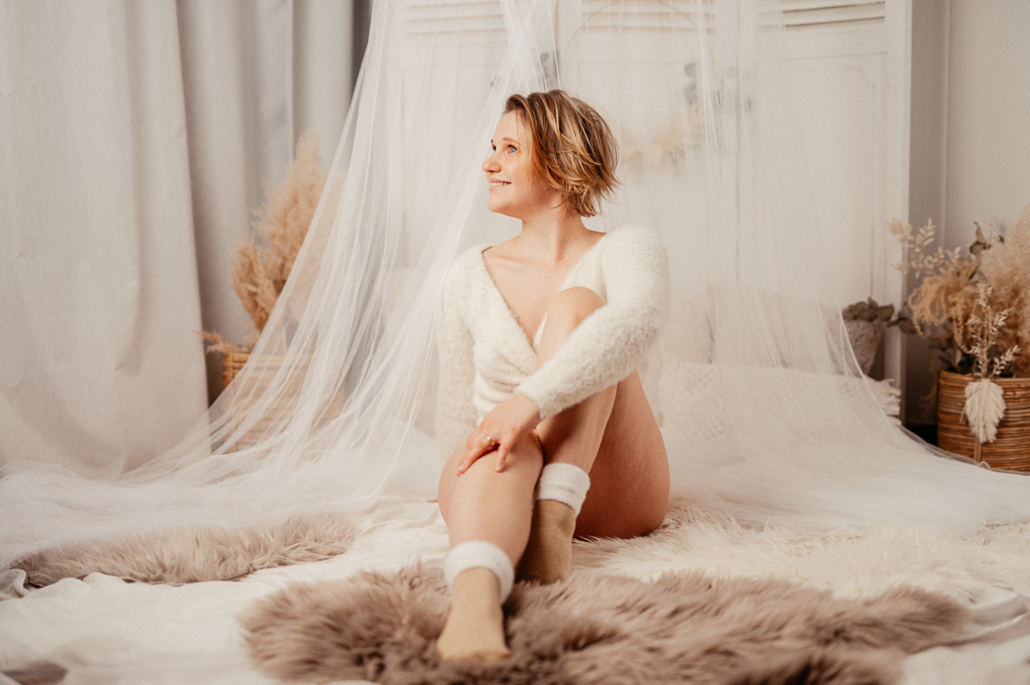 verspieltes Boudoir Shooting mit Hannah Sinnliche Boudoir Erfahrung im Atelier photoart hübner in Ratingen 02